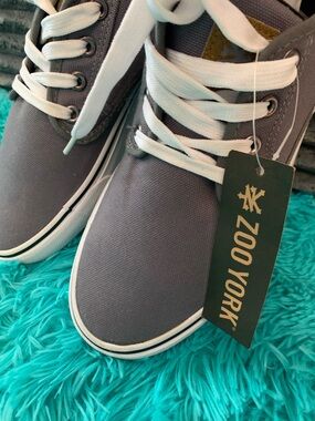 Zoo York Gray Canvas Low-Top Sneakers with White Laces Men’s size 7
